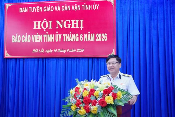 Đại tá Phạm Đức Hùng truyền đạt nội dung tại hội nghị.