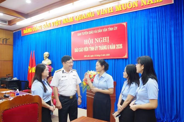 Các đại biểu trao đổi, chia sẻ các nội dung được quan tâm.