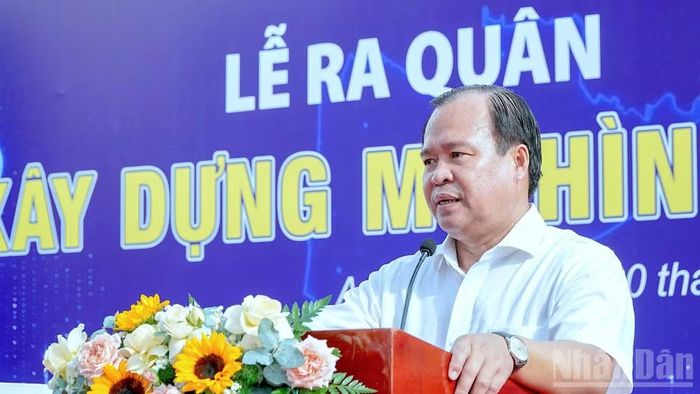 Phó Chủ tịch Ủy ban nhân dân tỉnh Cà Mau Nguyễn Minh Luân phát biểu tại lễ ra quân xây dựng mô hình số.