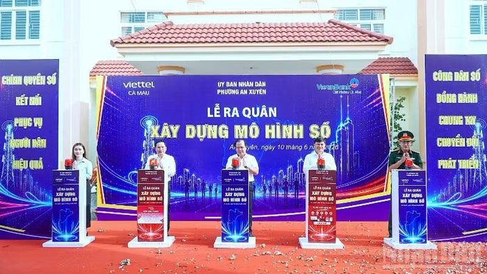 Lãnh đạo tỉnh Cà Mau và các đại biểu thực hiện nghi thức phát động ra quân xây dựng mô hình số tại phường An Xuyên.