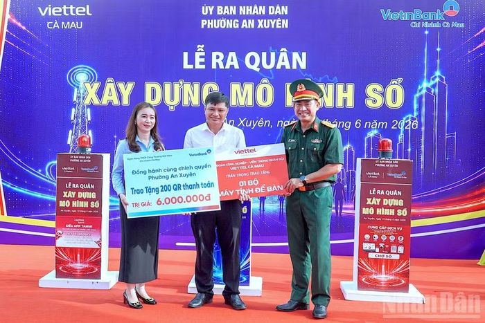 Đại diện Viettel Cà Mau cùng Ngân hàng thương mại cổ phần Công thương Việt Nam chi nhánh Cà Mau trao thiết bị hỗ trợ xây dựng mô hình số trên địa bàn phường An Xuyên.