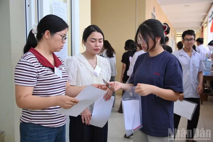 Thí sinh kỳ thi tốt nghiệp trung học phổ thông năm 2026 tập trung tại điểm thi Trường trung học phổ thông A Thanh Liêm, tỉnh Ninh Bình chiều 10/6 (Ảnh: THẾ ĐẠI)