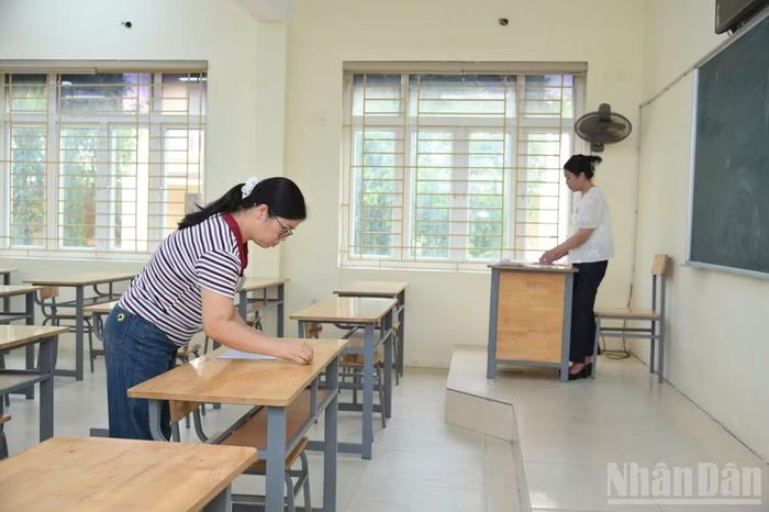 Chuẩn bị đón thí sinh đến tập trung chiều 10/6 tại phòng thi thuộc điểm thi Trường trung học phổ thông A Thanh Liêm, tỉnh Ninh Bình (Ảnh: THẾ ĐẠI)