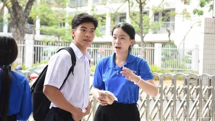 Thí sinh đến làm thủ tục thi chiều 10/6.