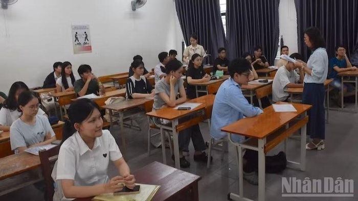 Các thí sinh nghe phổ biến quy chế thi chiều 10/6.