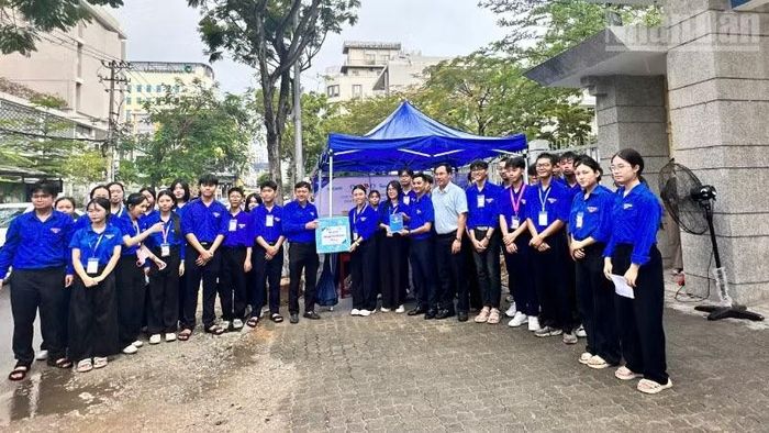 Bí thư Thành đoàn Đà Nẵng Lê Công Hùng thăm, động viên và tặng quà các tình nguyện viên tham gia tiếp sức mùa thi chiều 10/6.