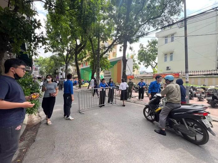 Giao thông được phân luồng từ xa để tránh ùn tắc tại điểm thi.