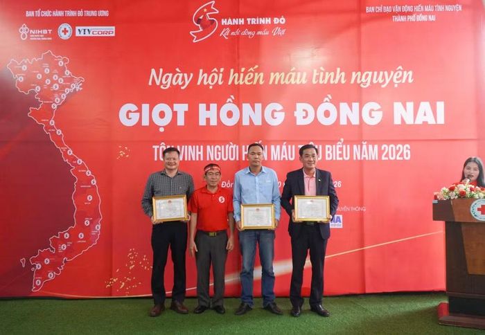Ban tổ chức trao giấy khen cho các đơn vị, cá nhân có nhiều đóng góp cho chương trình Hành trình đỏ lần thứ XIV.