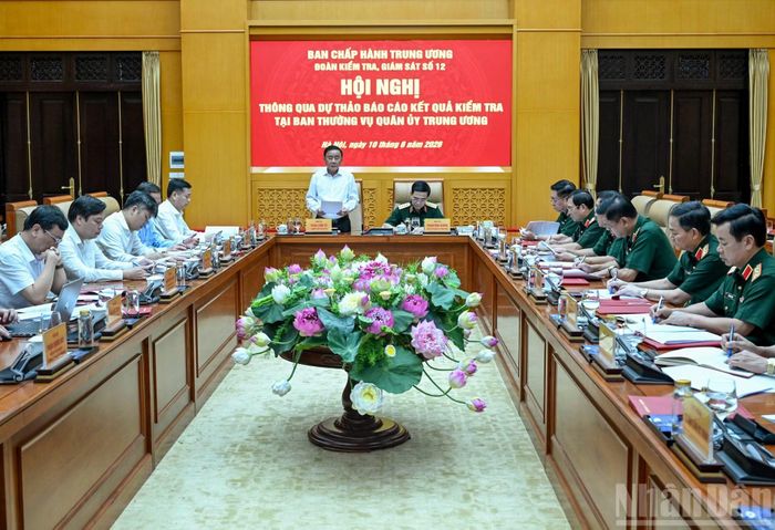 Thường trực Ban Bí thư Trần Cẩm Tú, Trưởng Đoàn kiểm tra, giám sát số 12 của Bộ Chính trị phát biểu kết luận hội nghị. (Ảnh: DUY LINH)