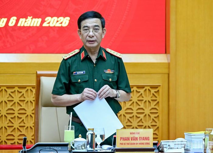 Đại tướng Phan Văn Giang, Ủy viên Bộ Chính trị, Phó Bí thư Quân ủy Trung ương, Phó Thủ tướng Chính phủ, Bộ trưởng Quốc phòng phát biểu tại hội nghị. (Ảnh: DUY LINH)