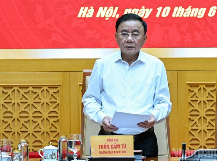 Thường trực Ban Bí thư Trần Cẩm Tú, Trưởng Đoàn kiểm tra, giám sát số 12 của Bộ Chính trị phát biểu khai mạc hội nghị. (Ảnh: DUY LINH)