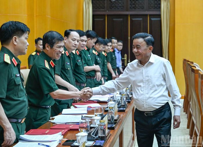 Thường trực Ban Bí thư Trần Cẩm Tú, Trưởng Đoàn kiểm tra, giám sát số 12 của Bộ Chính trị với các đại biểu dự hội nghị. (Ảnh: DUY LINH)