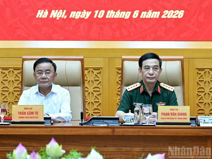 Thường trực Ban Bí thư Trần Cẩm Tú, Trưởng Đoàn kiểm tra, giám sát số 12 của Bộ Chính trị và Đại tướng Phan Văn Giang, Ủy viên Bộ Chính trị, Phó Bí thư Quân ủy Trung ương, Phó Thủ tướng Chính phủ, Bộ trưởng Quốc phòng dự hội nghị. (Ảnh: DUY LINH)