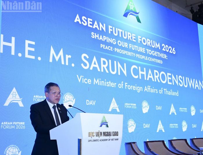 Tuy nhiên, ông đặt ra câu hỏi liệu mô hình này có còn thành công trong bối cảnh thế giới đang thay đổi nhanh chóng với sự cạnh tranh địa chính trị gay gắt, kinh tế toàn cầu phân mảnh hơn bao giờ hết và kỹ thuật phát triển vượt bậc hay không.