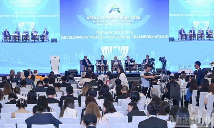 Đánh giá về mô hình phát triển hiện tại của ASEAN, Thứ trưởng Ngoại giao Thái Lan Sarun Charoensuwan cho rằng mô hình tăng trưởng dựa trên xuất khẩu, giá lao động cạnh tranh và hội nhập kinh tế toàn cầu đã giúp hàng triệu người trong khu vực thoát nghèo, đưa ASEAN trở thành một trong những khu vực phát triển năng động nhất trên thế giới.