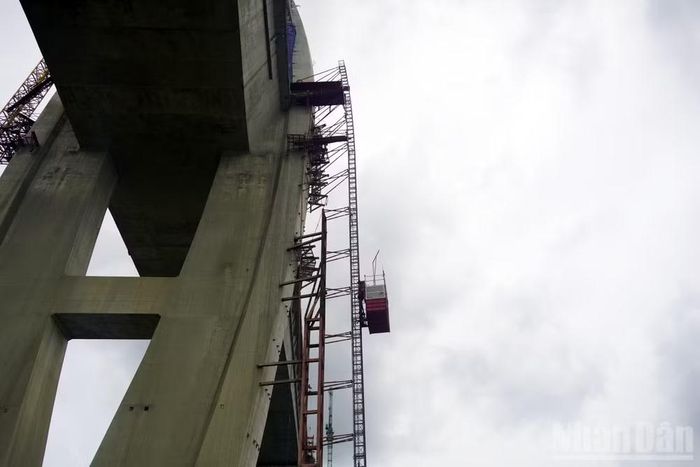 Thang vận dùng để đưa công nhân lên mặt cầu làm việc.