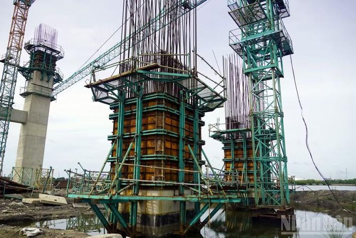 Trụ cầu đang chờ ngày hoàn thành.