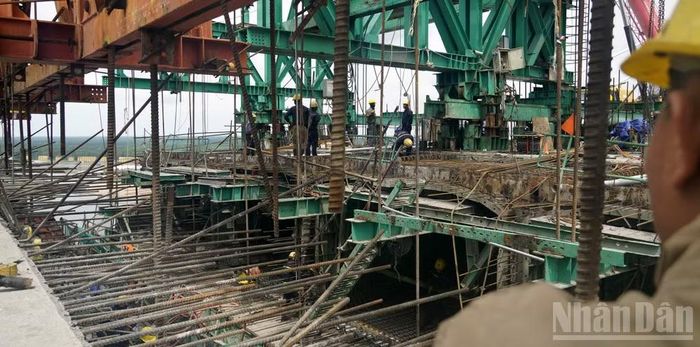 Sắt chờ giữa hai nhịp biên sắp được hợp long trong tháng 6/2026.