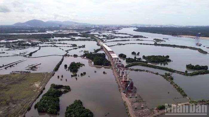 Đường dẫn lên cầu Phước An hướng nhìn về địa phận Thành phố Hồ Chí Minh.