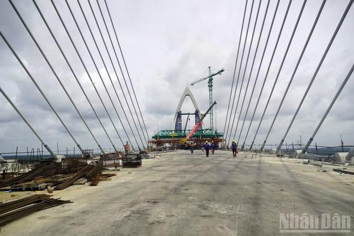Mặt cầu Phước An đoạn nhịp biên gần với nhịp chính.