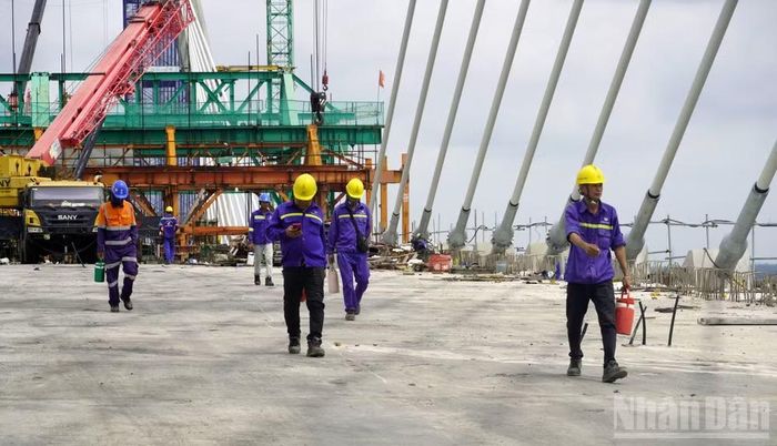 Công nhân tan ca ra về vào trưa 10/6.