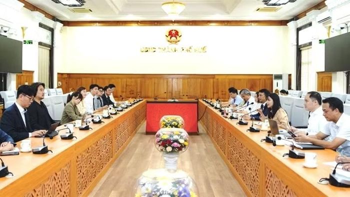 Đoàn doanh nghiệp và chuyên gia Hàn Quốc do bà Heather J.Y. Greene, Giáo sư Trường đại học Y khoa Koshin làm Trưởng đoàn làm việc với Ủy ban nhân dân thành phố Huế.