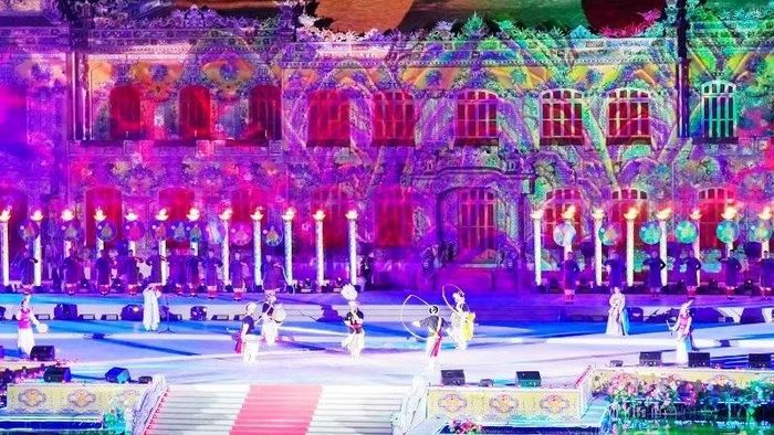 Đoàn nghệ thuật đến từ Hàn Quốc tham gia biểu diễn tại lễ hội Festival Huế.