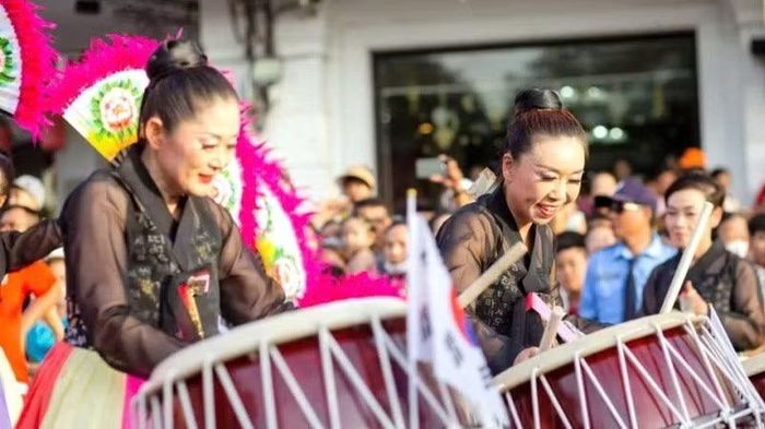 Đoàn nghệ thuật dân gian SaeNyuk (Hàn Quốc) tham gia biểu diễn múa trống tại lễ hội đường phố trong Festival mùa Hạ tại Huế.