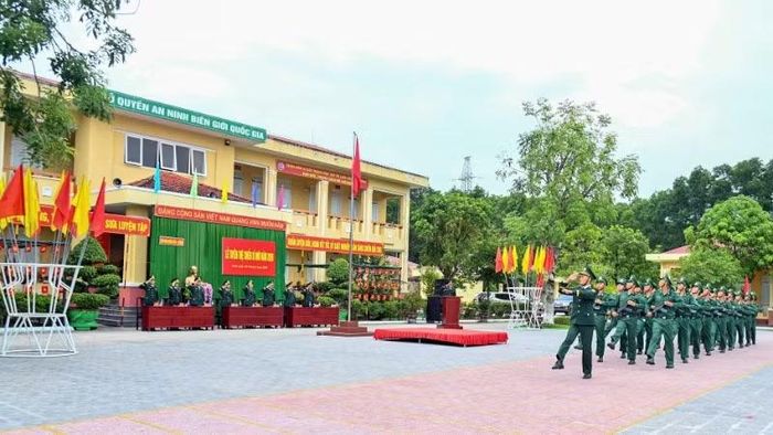 Cán bộ, chiến sĩ Tiểu đoàn Huấn luyện-Cơ động duyệt đội ngũ.