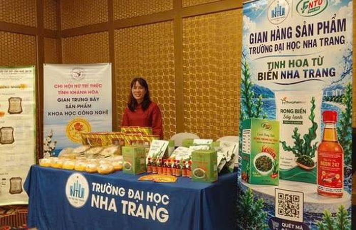 Một gian giới thiệu sản phẩm của các nhà khoa học nữ bên lề sự kiện.