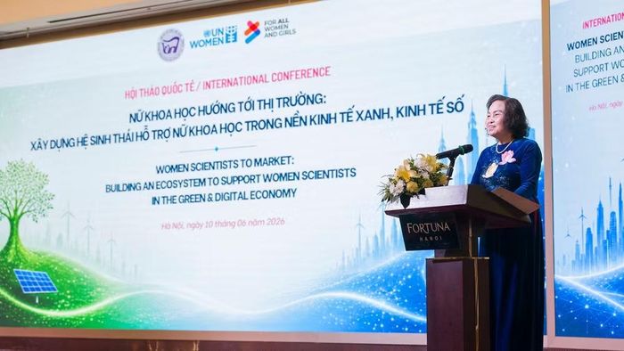 Giáo sư, Tiến sĩ Lê Thị Hợp, Chủ tịch Hội Nữ trí thức Việt Nam, phát biểu tại hội thảo.