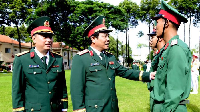 Thiếu tướng Vũ Văn Điền, Tư lệnh Bộ Tư lệnh Thành phố Hồ Chí Minh động viên chiến sĩ mới.