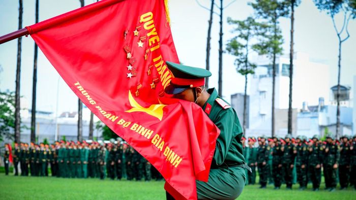 Chiến sĩ mới trước Quân kỳ Quyết thắng.