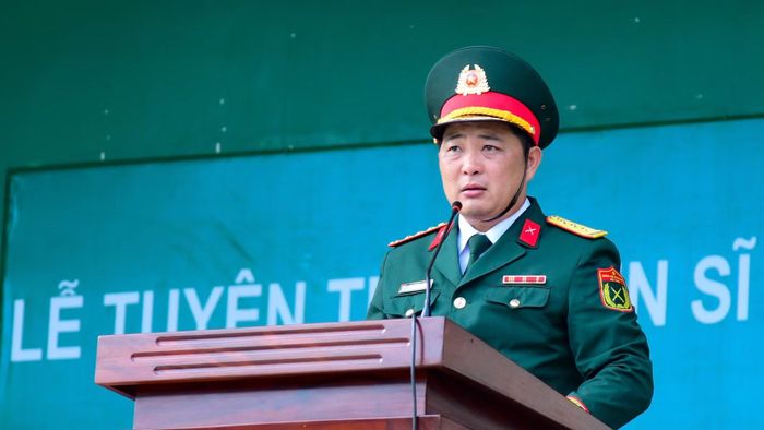 Thượng tá Phạm Đình Cường, Trung đoàn trưởng Trung đoàn Gia Định báo cáo kết quả huấn luyện.