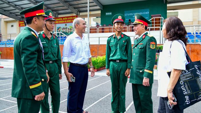 Gia đình, người thân chúc mừng chiến sĩ mới.