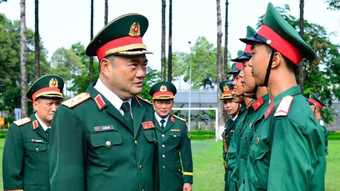 Trung tướng Lê Xuân Thế, Tư lệnh Quân khu 7 động viên chiến sĩ mới.