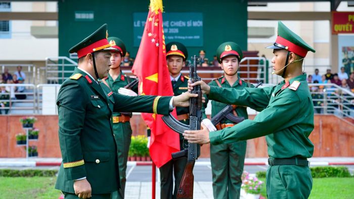 Trung đoàn Gia Định thực hiện nghi thức trao vũ khí cho chiến sĩ mới.
