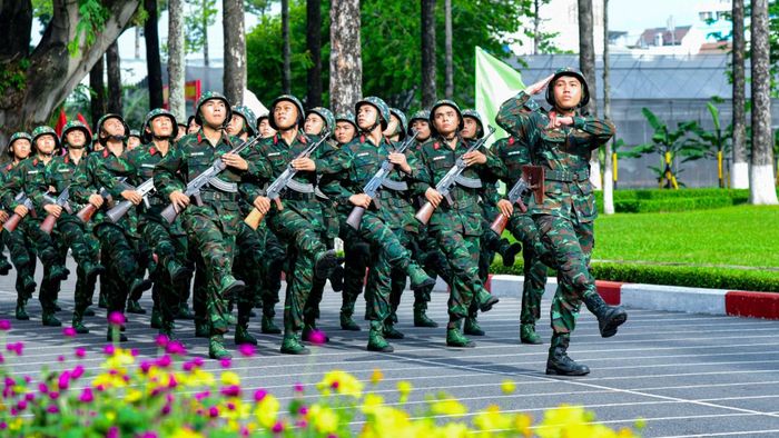 Chiến sĩ mới tại Trung đoàn Gia Định duyệt đội ngũ. (Ảnh: Hữu Tân)