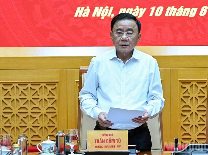 Thường trực Ban Bí thư Trần Cẩm Tú nhấn mạnh Quân ủy Trung ương, Bộ Quốc phòng đã quan tâm lãnh đạo, chỉ đạo phát triển kinh tế quốc phòng ở các địa bàn chiến lược, các lĩnh vực chiến lược. (Ảnh: DUY LINH)