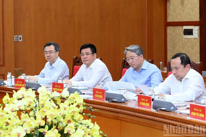 Các đồng chí lãnh đạo và các đại biểu dự cuộc làm việc.