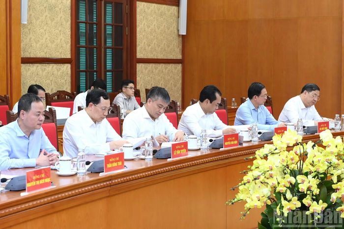 Các đồng chí lãnh đạo và các đại biểu tham dự cuộc làm việc.