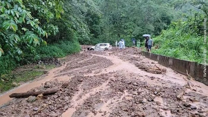Sạt lở trên tỉnh lộ 135 địa phận phường Tân Phong. (Ảnh do người dân địa phương cung cấp)