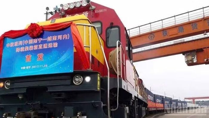 Từ ga Lào Cai đến ga Lào Cai biên giới cự ly vận chuyển rất ngắn, chỉ khoảng 2,5-3,5km, nhưng mức cước rất cao, từ 90.000 đến 101.000 đồng/tấn.