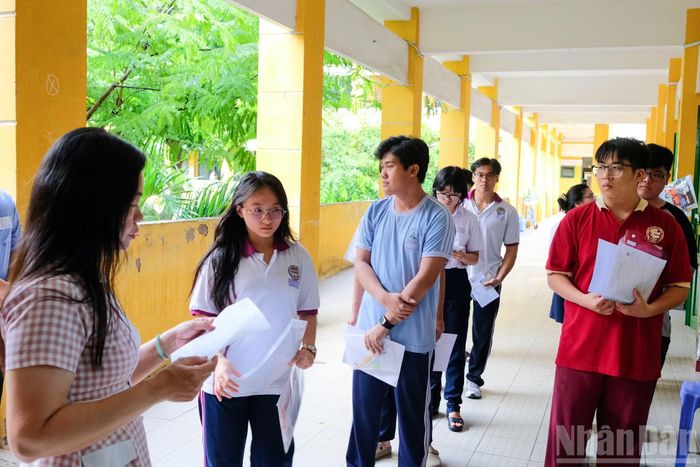 Tại đây, cán bộ coi thi phổ biến quy chế thi, hướng dẫn các quy định cần lưu ý trong quá trình làm bài, đồng thời yêu cầu thí sinh kiểm tra kỹ thông tin cá nhân trên giấy báo dự thi và báo ngay cho hội đồng thi nếu phát hiện sai sót.