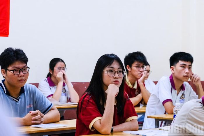 Trong đó có 1.230 lãnh đạo điểm thi, 18.180 giám thị coi thi cùng lực lượng phục vụ, ban sao in đề thi, ban vận chuyển và bàn giao đề thi, công an làm nhiệm vụ tại các điểm thi và các đoàn kiểm tra, giám sát.