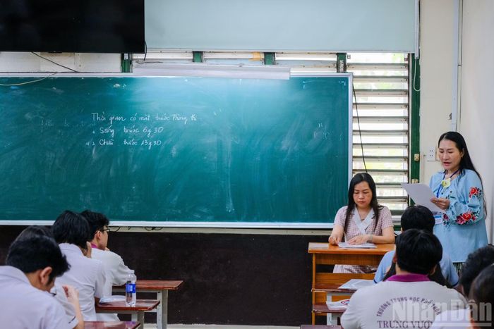 Theo Sở Giáo dục và Đào tạo Thành phố Hồ Chí Minh, để phục vụ kỳ thi tốt nghiệp trung học phổ thông năm 2026, thành phố huy động 25.030 cán bộ, giáo viên, nhân viên và lực lượng chức năng tham gia công tác tổ chức kỳ thi.
