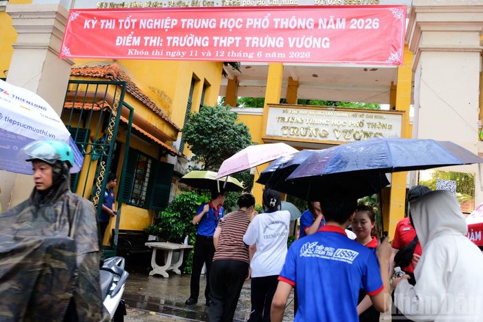 Cơn mưa lớn xuất hiện tại khu vực trung tâm Thành phố Hồ Chí Minh đúng thời điểm thí sinh đến các điểm thi làm thủ tục dự thi tốt nghiệp Trung học phổ thông 2026.