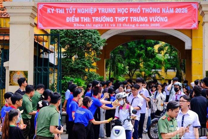 Các lực lượng an ninh, thanh niên tình nguyện "Tiếp sức mùa thi" túc trực, sẵn sàng hỗ trợ thí sinh và phụ huynh tại các điểm thi.