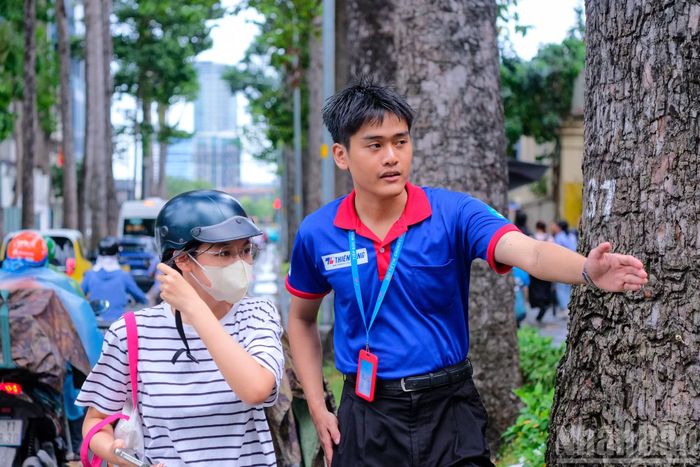 Ghi nhận của phóng viên tại Trường trung học phổ thông Trưng Vương phường Sài Gòn, khoảng 13 giờ 40 phút, cơn mưa lớn đổ xuống đúng thời điểm nhiều thí sinh đến điểm thi làm thủ tục dự thi.