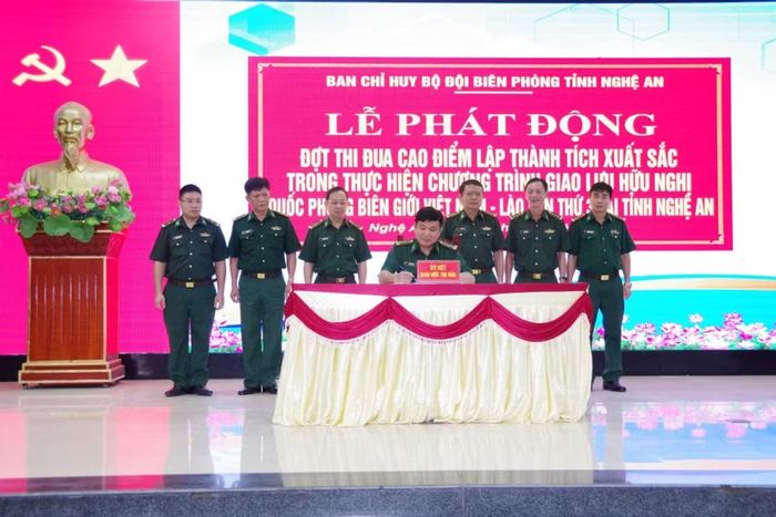 Các đại biểu ký kết giao ước thi đua.